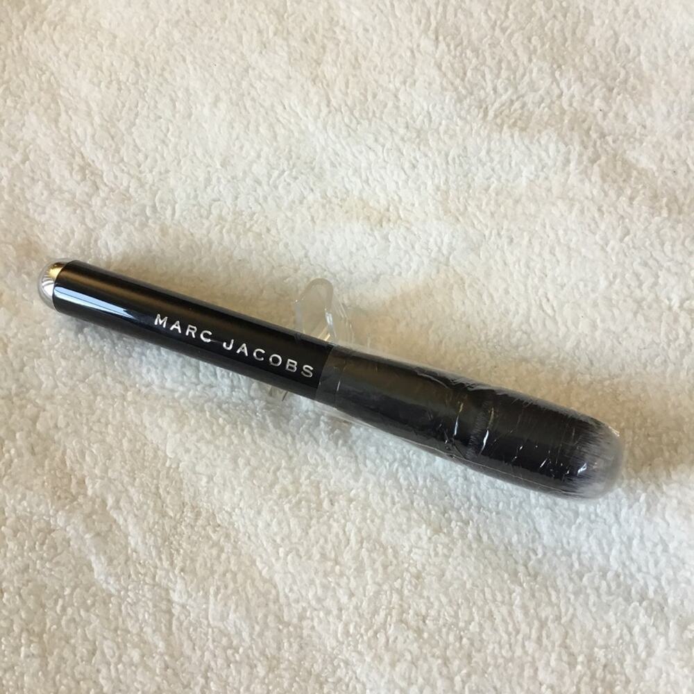 Marc Jacobs Black The Face I Liquid Foundation Brush.